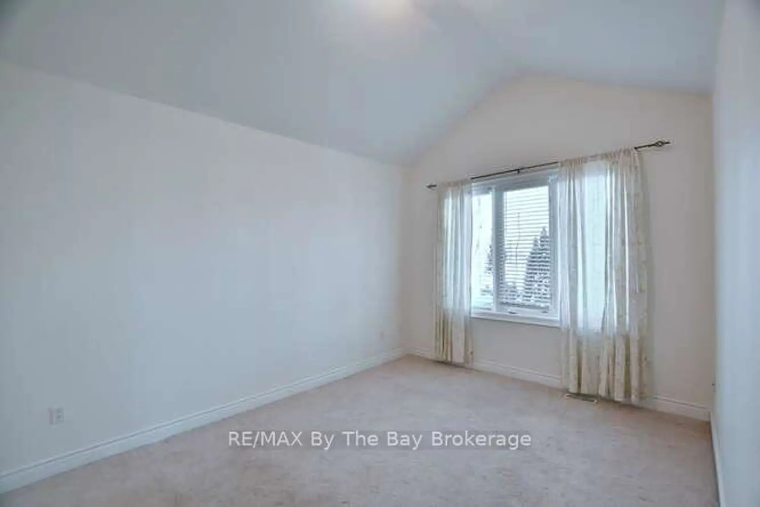 11 Savannah Crescent photo 4