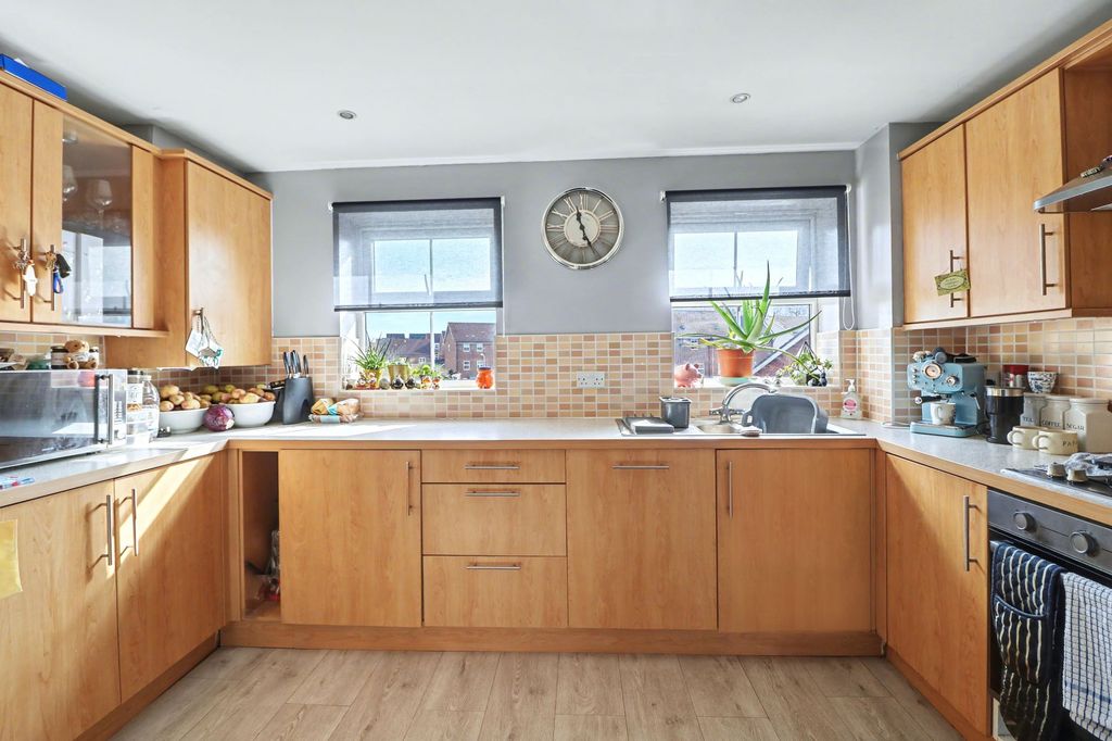 2 bed flat for saleWhite's Way, Hedge End SO30 photo 3