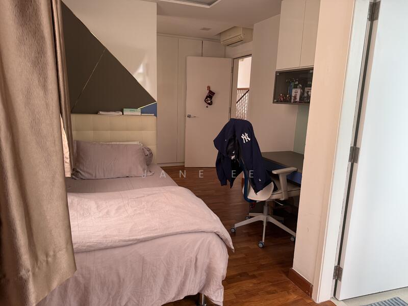 Additional image 16 of Burgundy Crescent