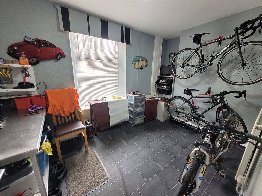 2 bed flat for saleThomas Street, Caernarfon, Gwynedd LL55 photo 3