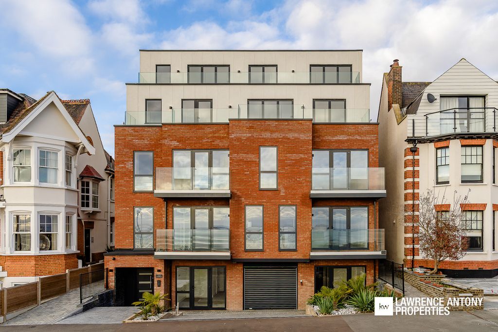 Additional image 5 of 3 bed flat for saleGrand Parade, Leigh-On-Sea SS9
