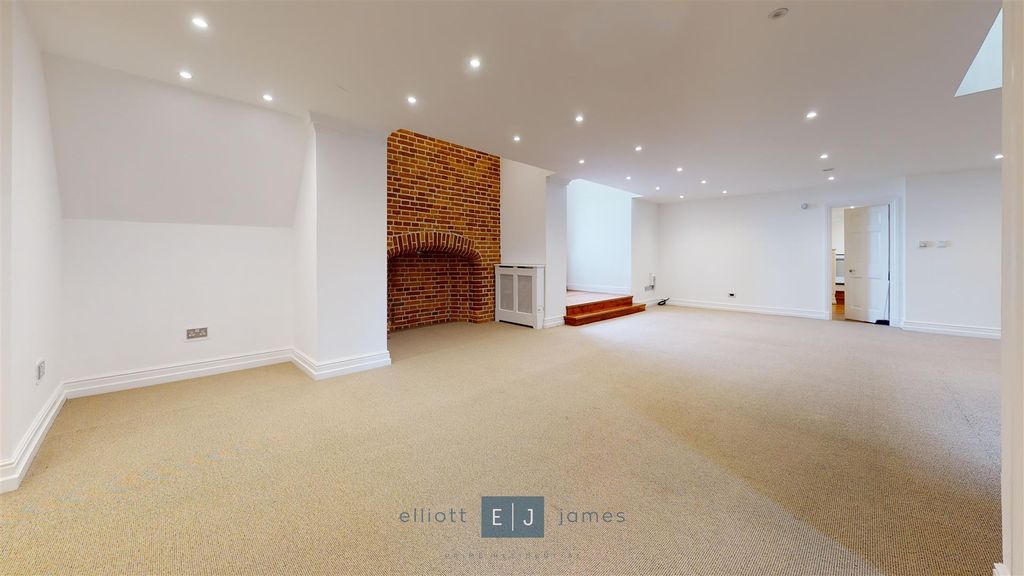 4 bed flat for saleHill Hall, Theydon Mount, Epping CM16 photo 4