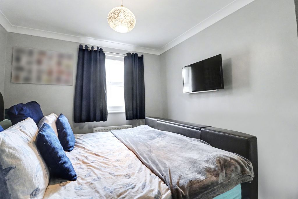2 bed flat for saleWhite's Way, Hedge End SO30 photo 4