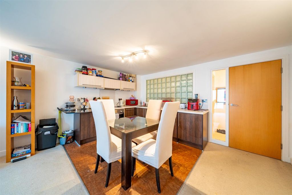 2 bed flat for saleThe Arena, Standard Hill, Nottingham NG1 photo 4