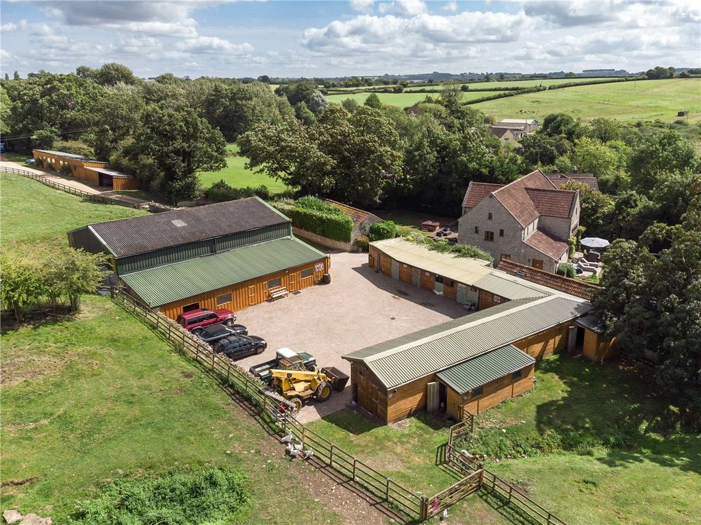 7 bed equestrian for saleSiston, Bristol BS16 photo 4