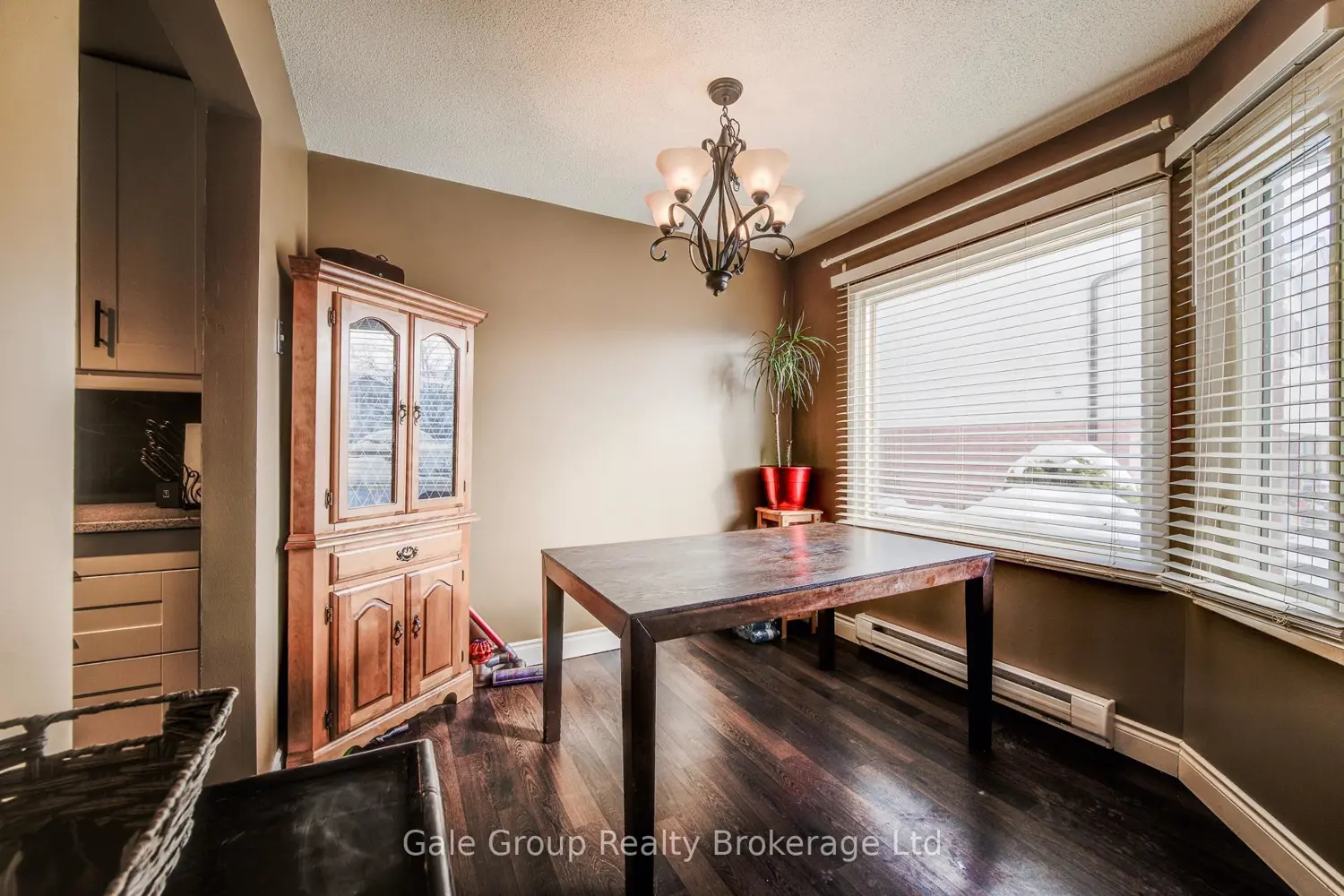 1093 Nellis Street 20 photo 3