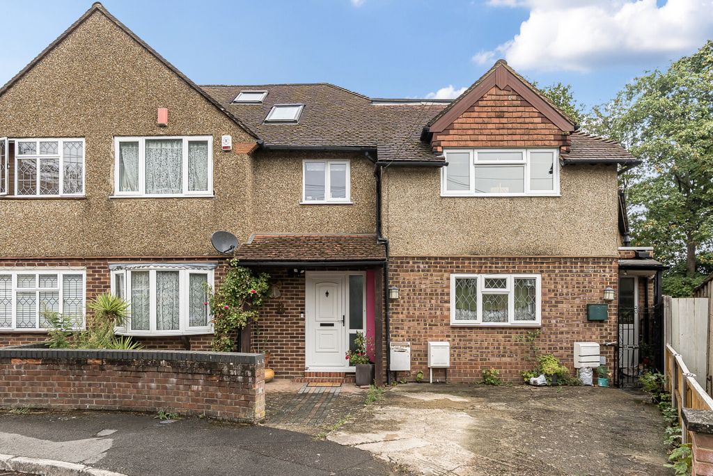 6 bed semi-detached house for saleSegrave Close, Weybridge KT13
