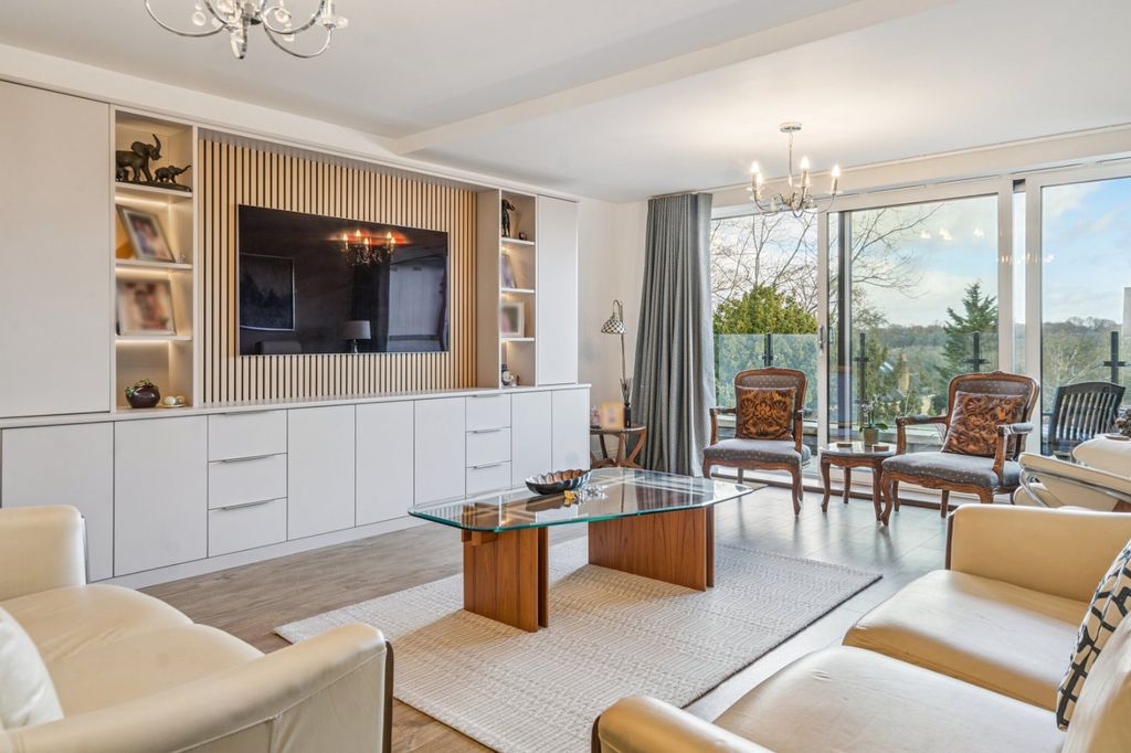Additional image 5 of 3 bed flat for saleSouth Park Crescent, Gerrards Cross, Buckinghamshire SL9