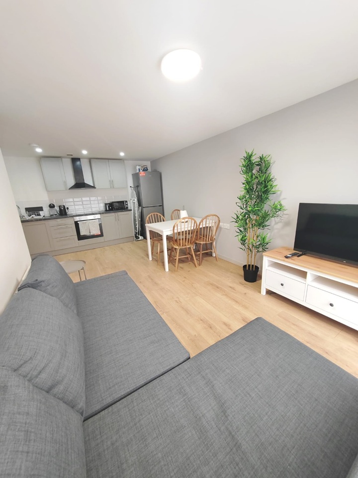 2 Bed Flat, Moss St, M7, N1 7GU