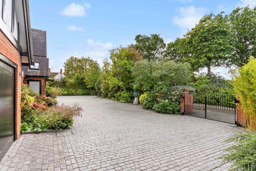 Additional image 7 of 6 bed detached house for saleRoundwood Avenue, Hutton Mount, Brentwood CM13