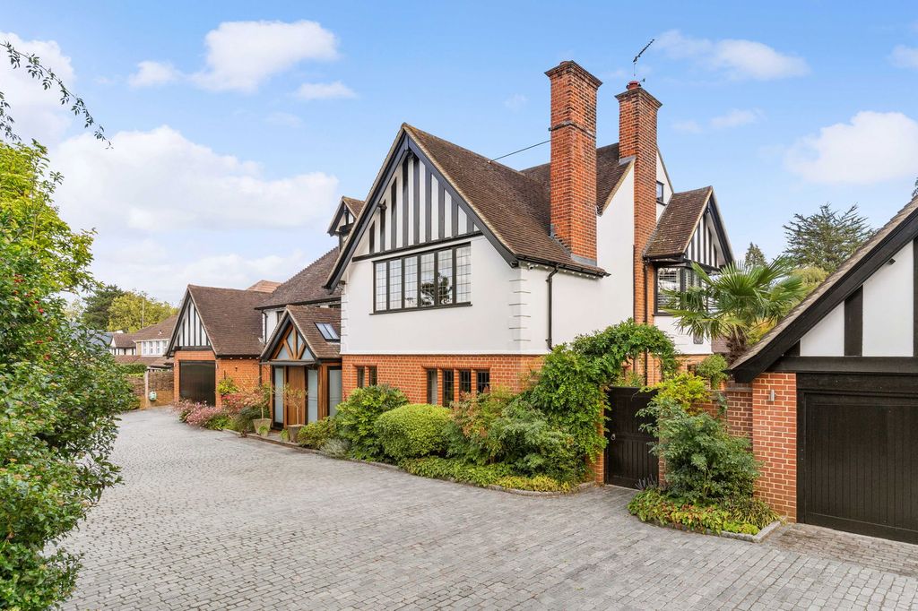 Additional image 8 of 6 bed detached house for saleRoundwood Avenue, Hutton Mount, Brentwood CM13