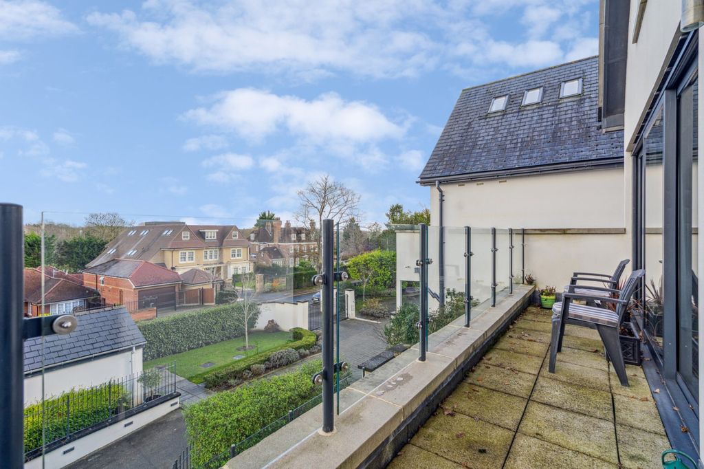 Additional image 11 of 3 bed flat for saleSouth Park Crescent, Gerrards Cross, Buckinghamshire SL9