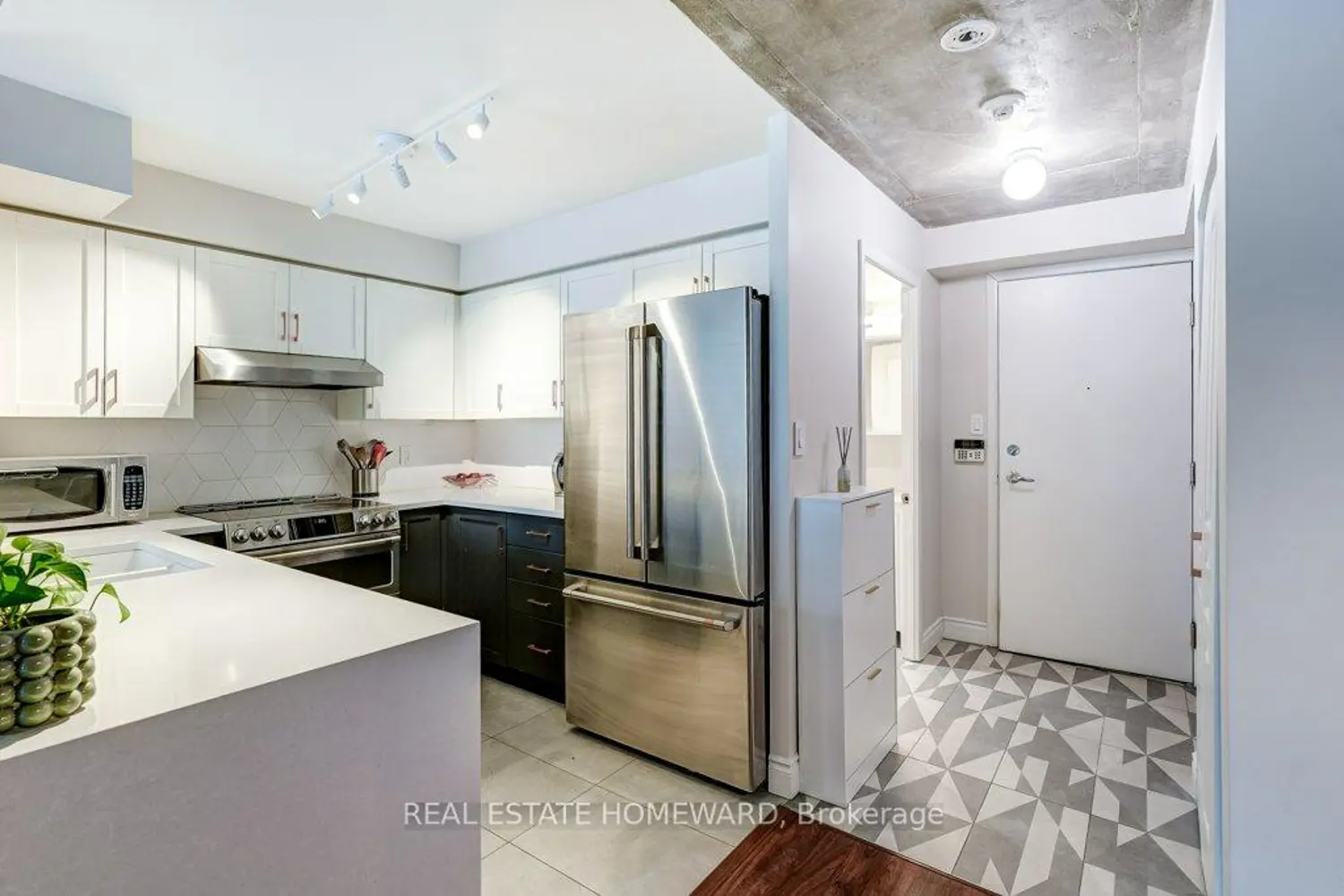 323 Richmond Street 1009 photo 4