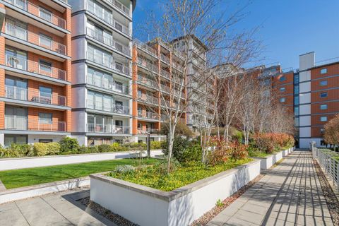 Holland Gardens, Brentford TW8