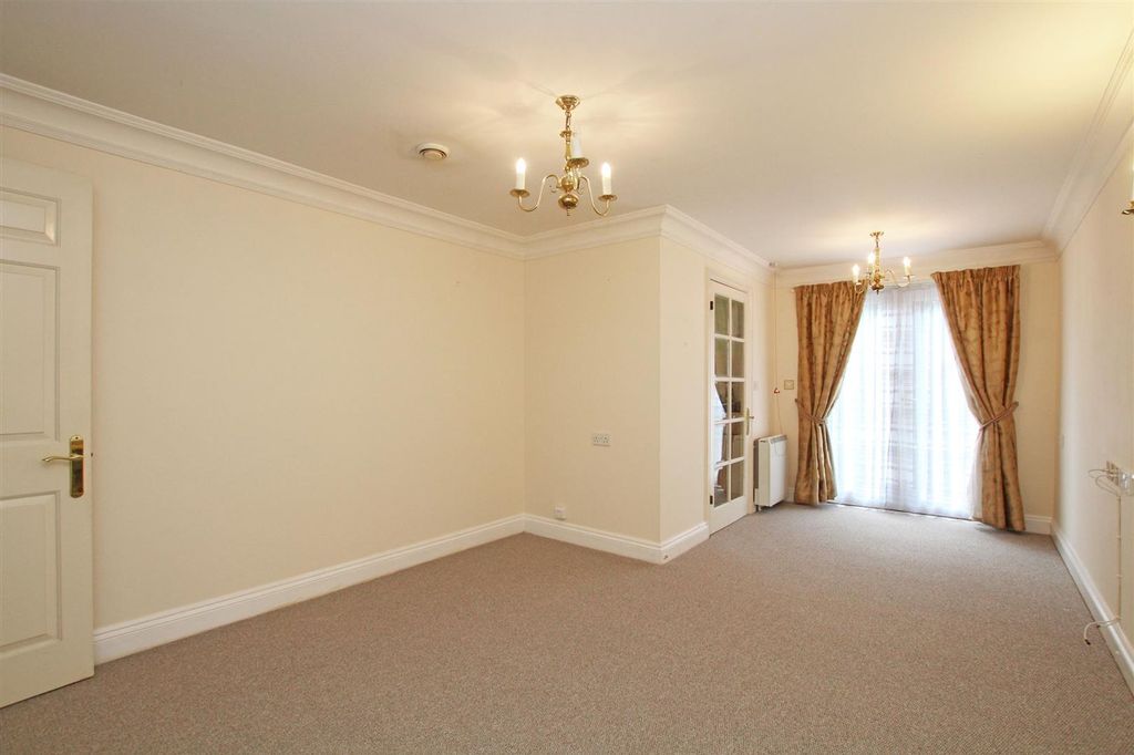 1 bed flat for saleDeanery Close, Chichester PO19 photo 3