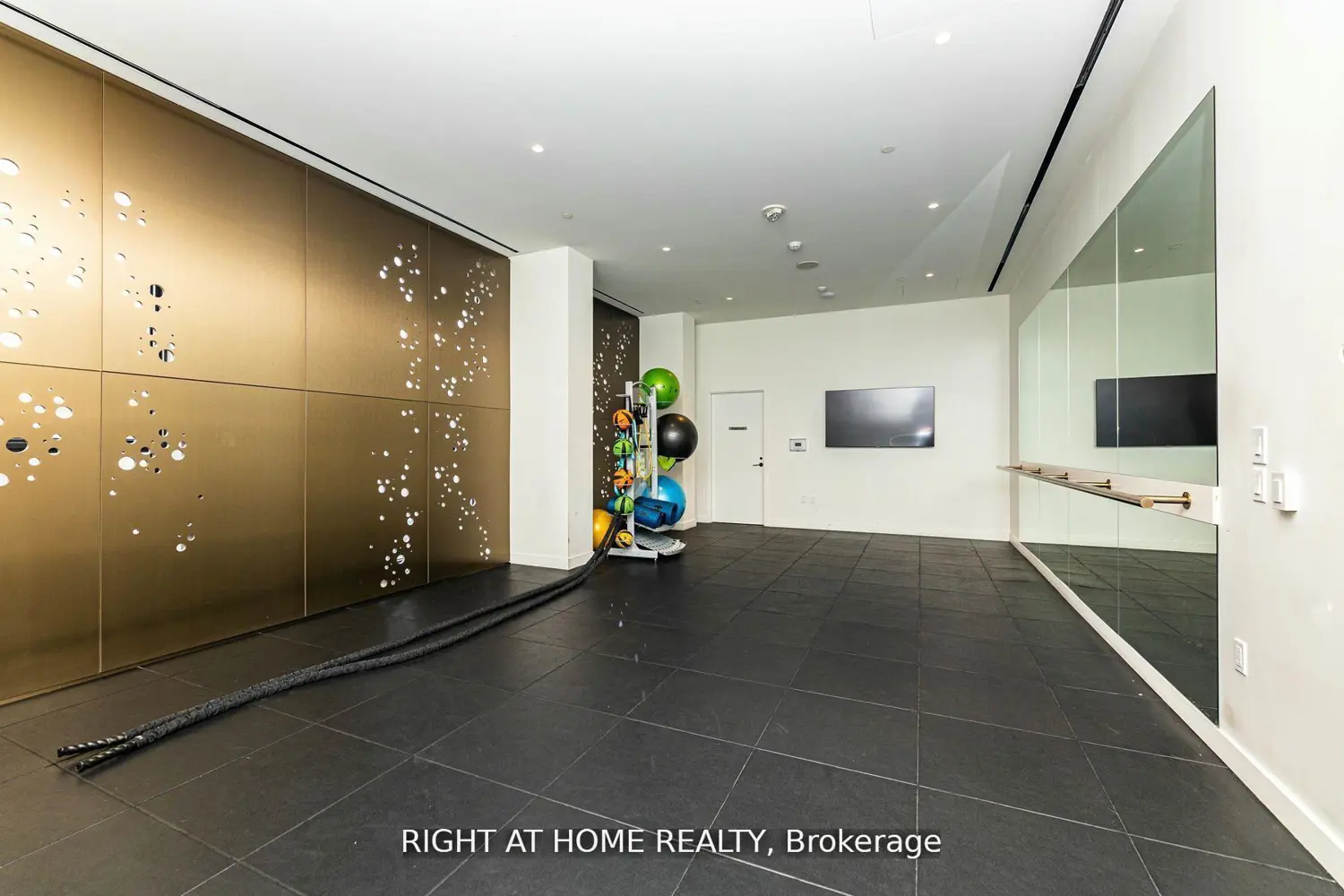 Additional image 16 of 39 Roehampton Avenue 1301