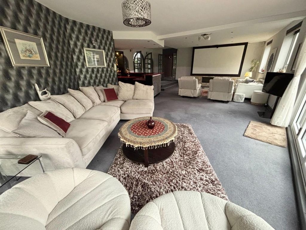 4 bed flat for saleUnique Penthouse Apartment Over 3, 200 Sq Ft M20