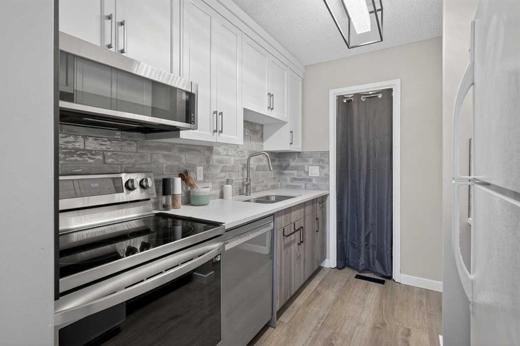 Additional image 4 of 3627 Cedarille Drive SW, Calgary, AB, T2W 3J5