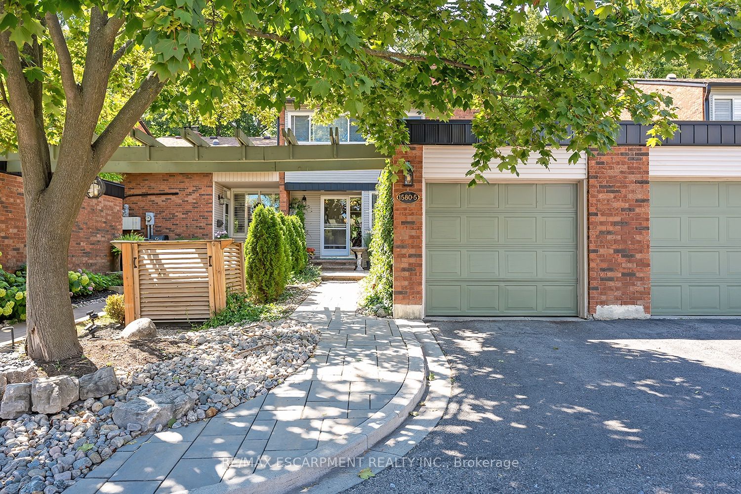Primary image of 5-1580 Kerns Road, Burlington, ON, L7P 3A7