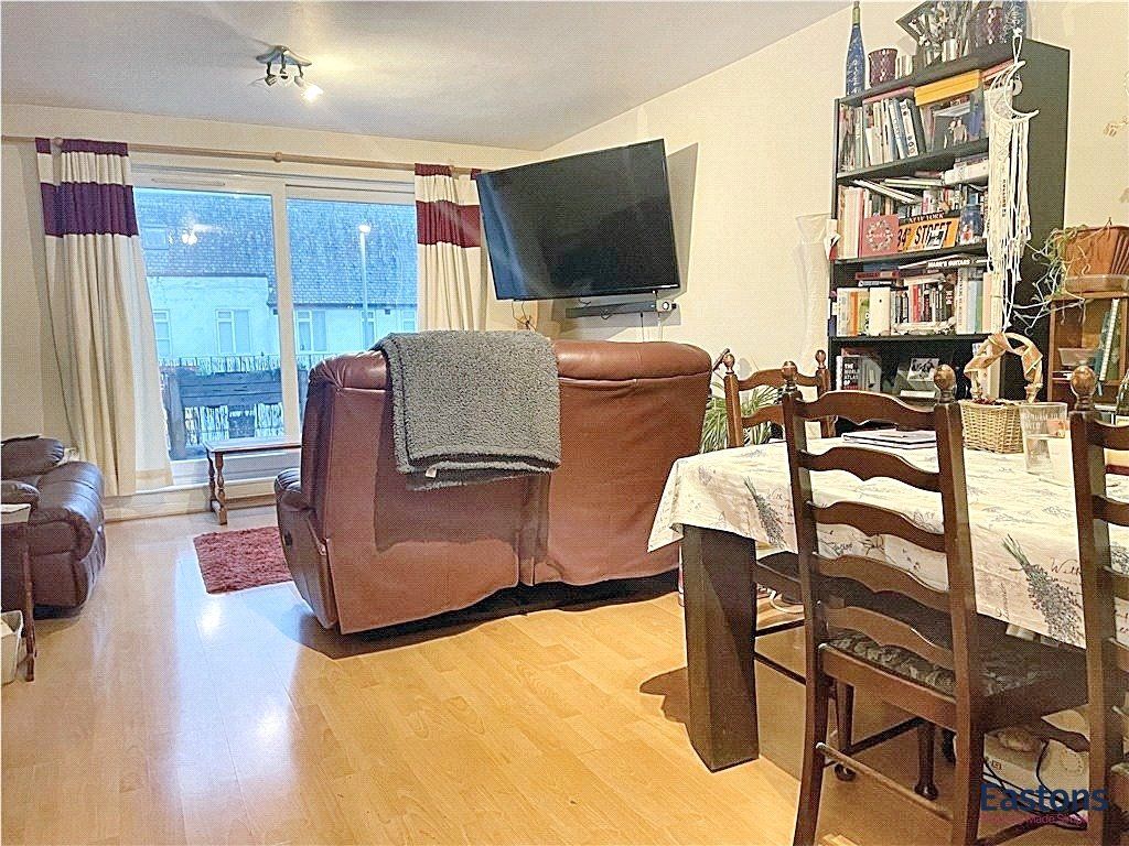 2 bed flat for saleTattenham Crescent, Epsom KT18 photo 2