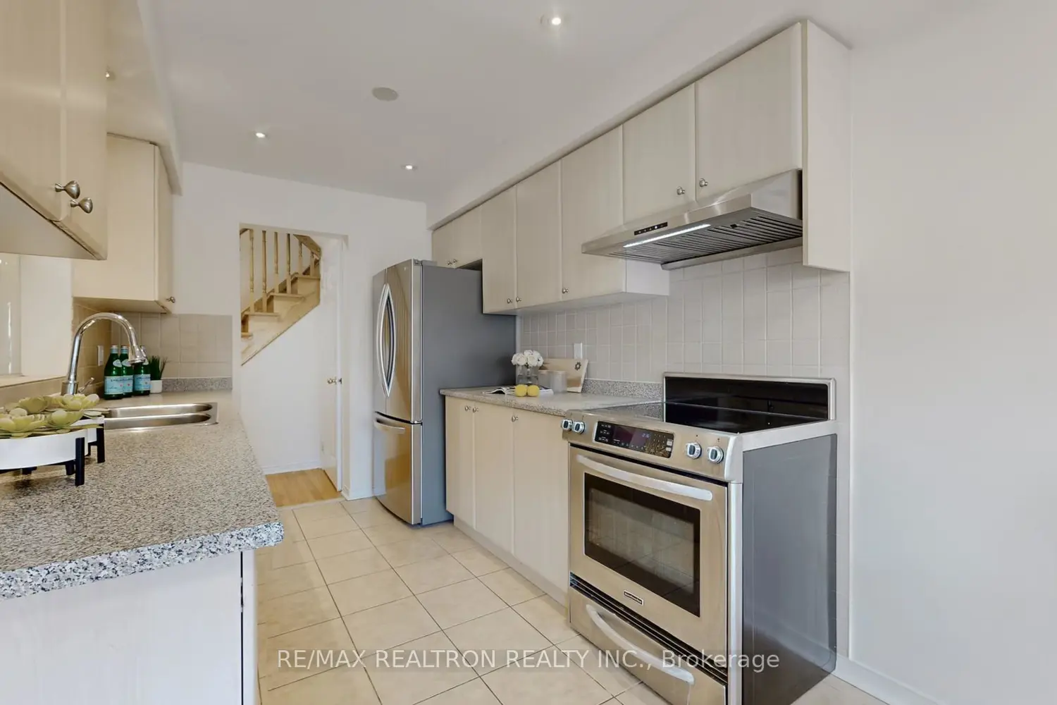 70 Maffey Crescent photo 4