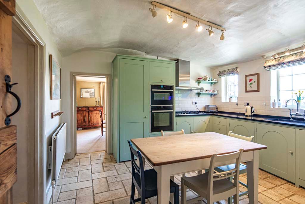 4 bed property for saleThe Old Stores, Ashampstead RG8 photo 5