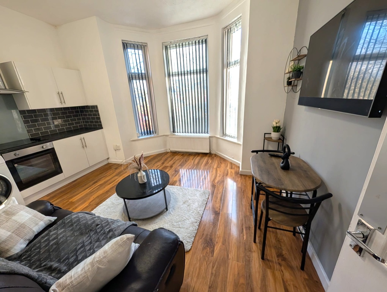 3 Bed Flat, Polygon Road, M8, N1 7GU