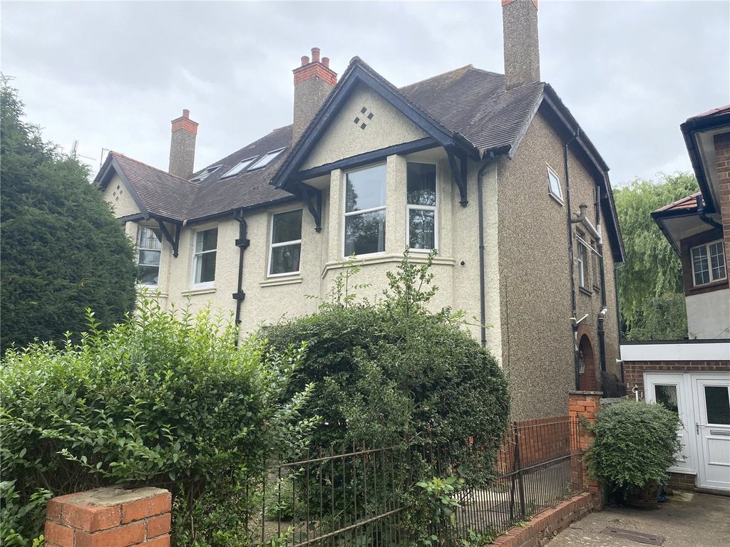 5 bed semi-detached house for saleQueens Park Parade, Northampton, Northamptonshire NN2