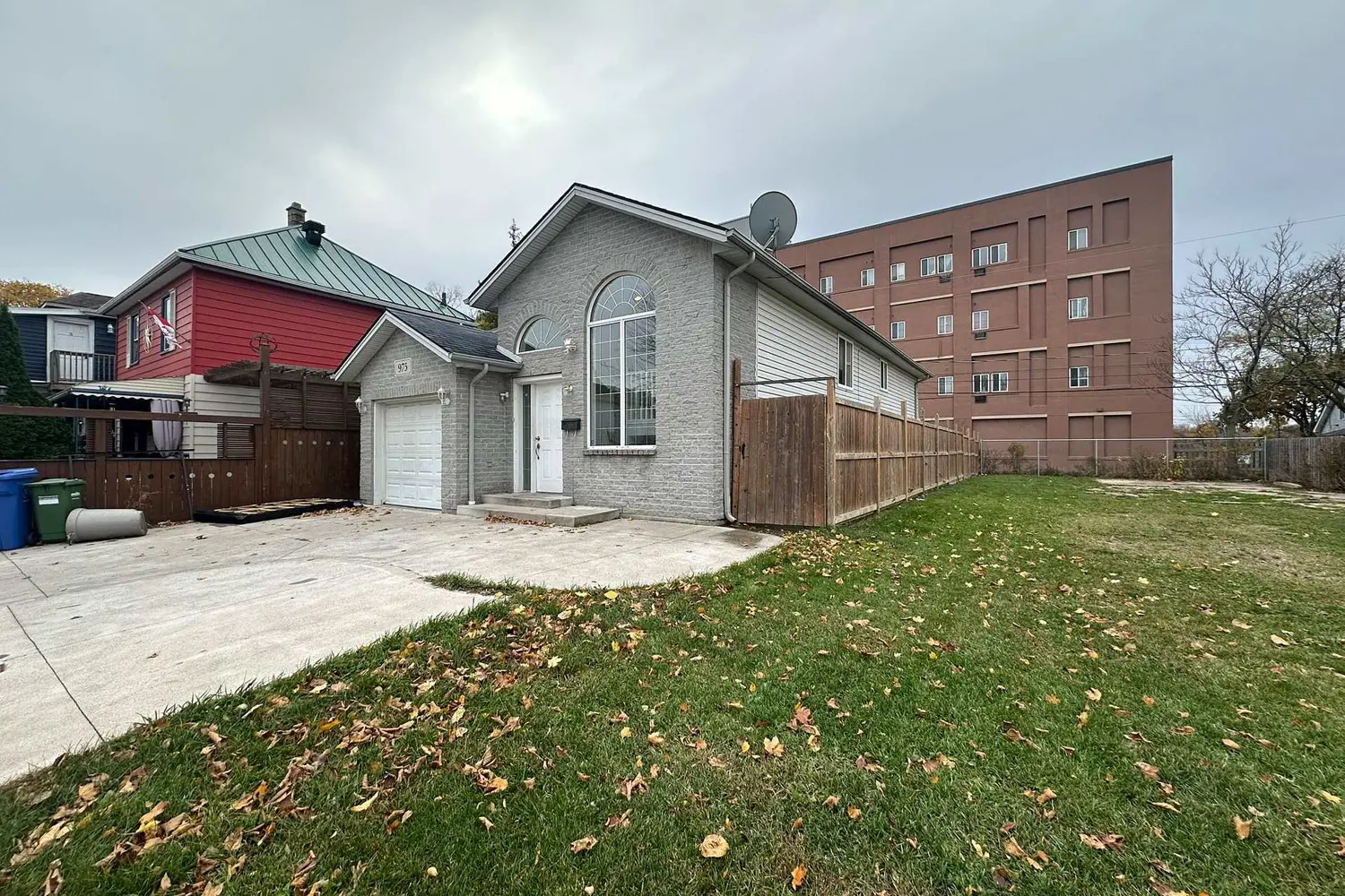 975 Albert Road photo 2