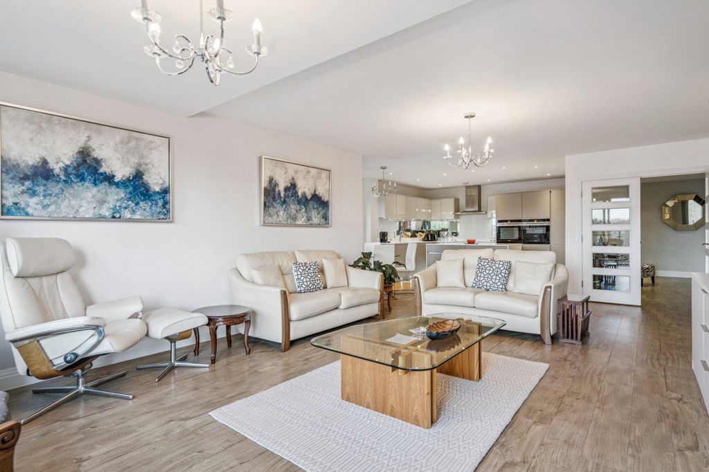 Additional image 6 of 3 bed flat for saleSouth Park Crescent, Gerrards Cross, Buckinghamshire SL9