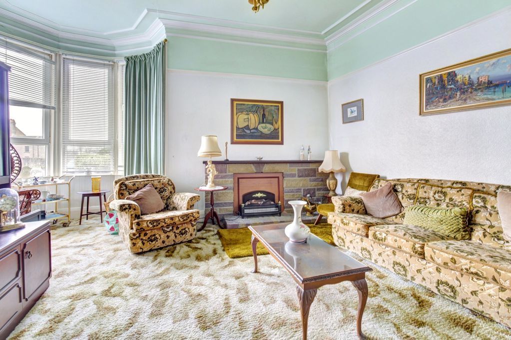 2 bed flat for saleRound Riding Road, Dumbarton G82 photo 3