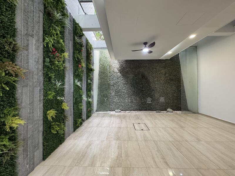 Walk to Orchard MRT, Paragon, Lucky Plaza & Tangs