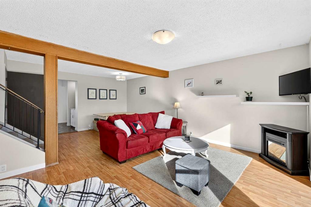 Additional image 5 of 95 Woodglen Grove SW, Calgary, AB, T2W 4J9