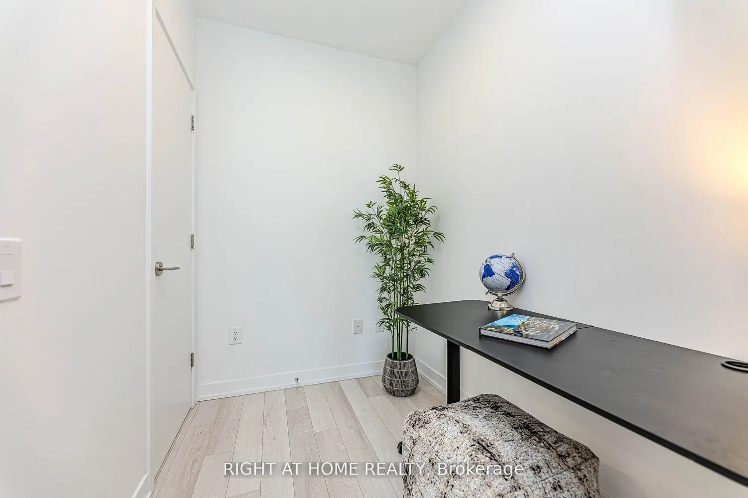 Additional image 6 of 39 Roehampton Avenue 1301