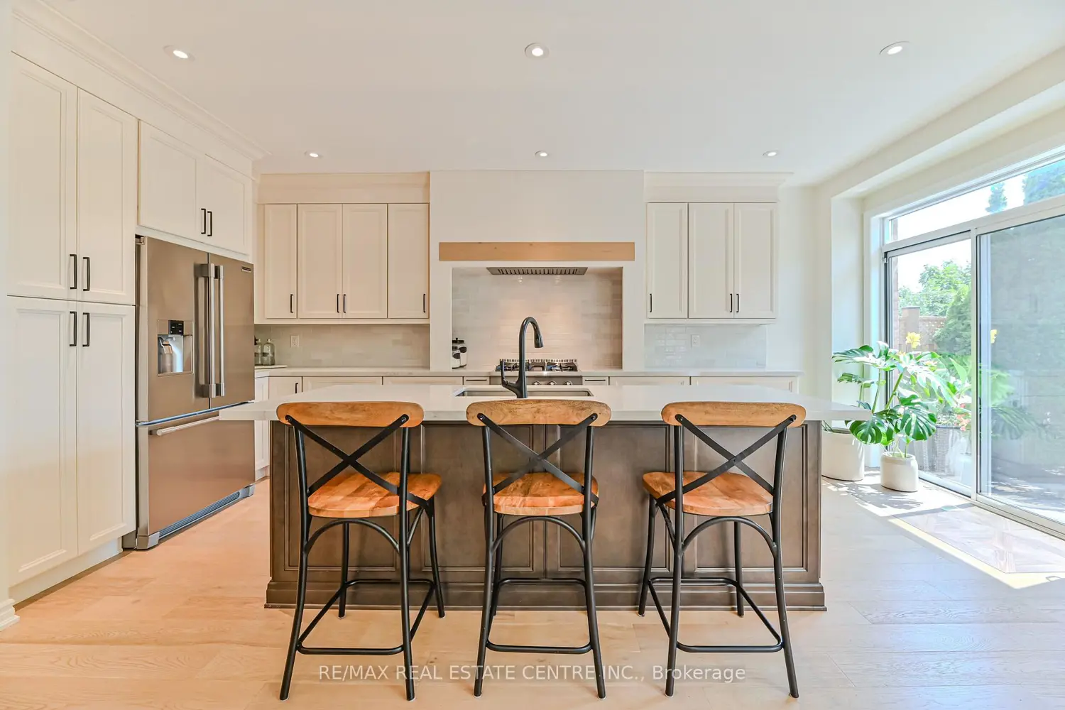 Additional image 4 of 2498 Longridge Crescent