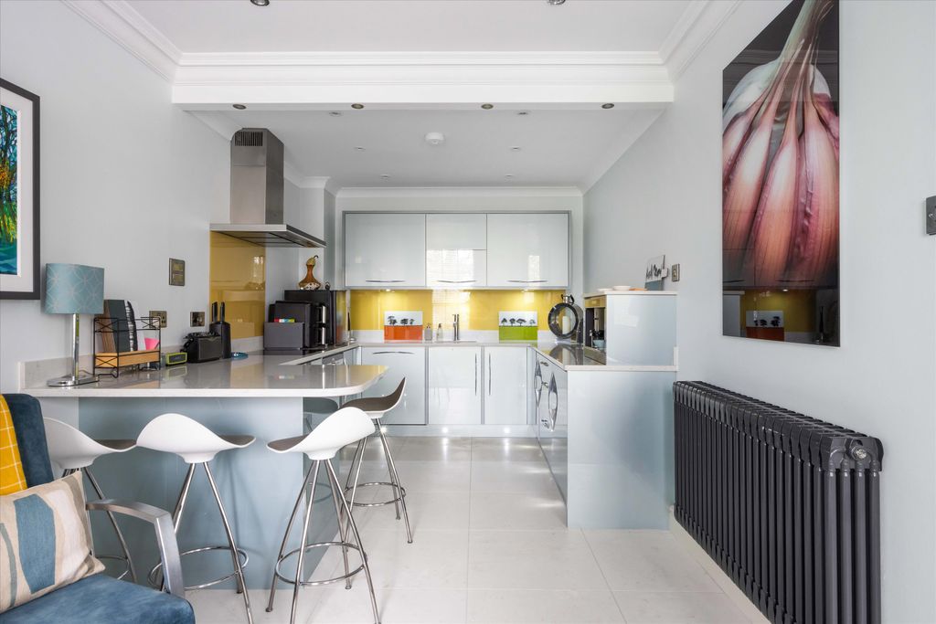 2 bed flat for saleMontpellier Spa Road, Cheltenham, Gloucestershire GL50 photo 4