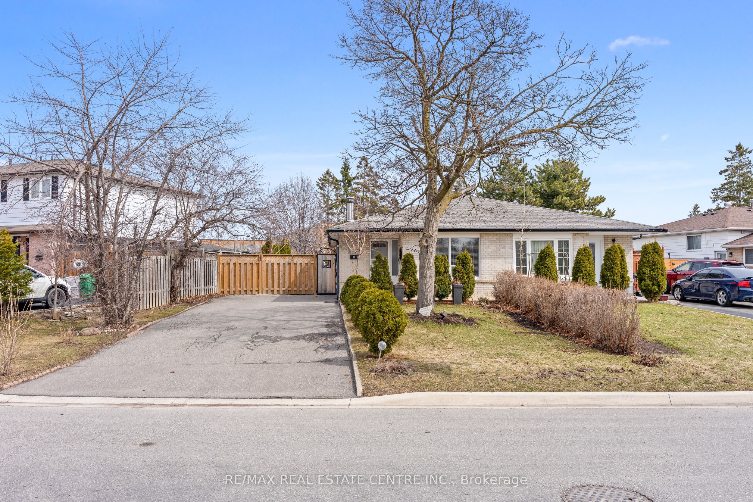 25 Juniper Crescent, Brampton, ON, L6S 1J9