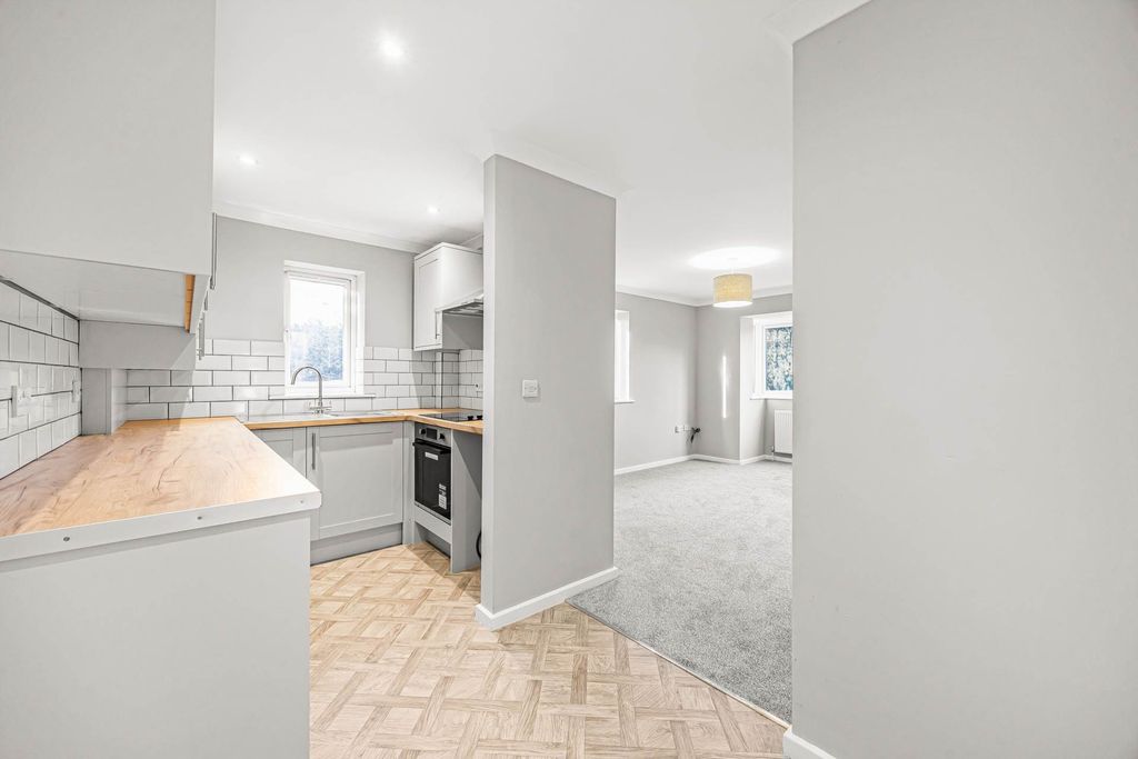 2 bed flat for saleHeath End Road, Baughurst RG26 photo 3