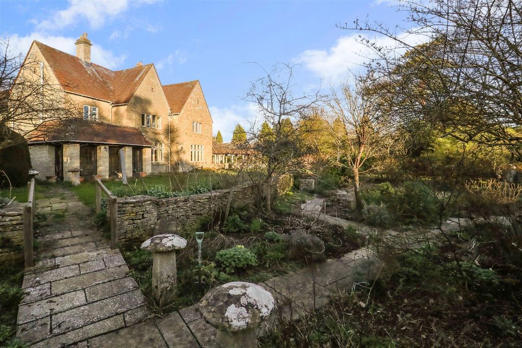 2 bed flat for salePrivate Road, Rodborough Common, Stroud GL5 photo 3