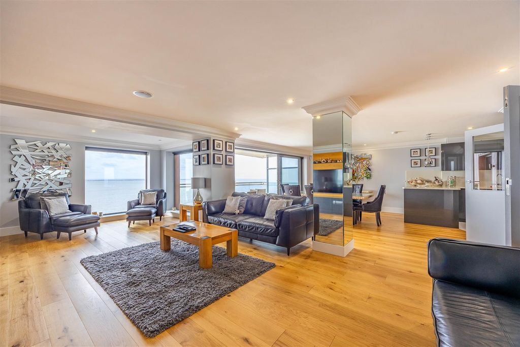 3 bed flat for saleThe Leas, Chalkwell SS0 photo 2