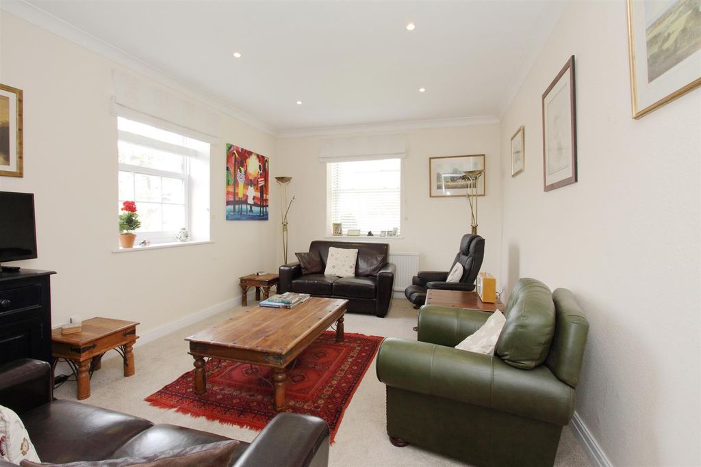 2 bed flat for saleThe Close, Salisbury SP1 photo 4