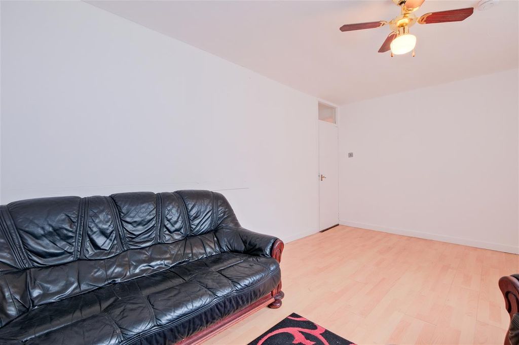 3 bed flat for saleOrmiston Drive, Hamilton ML3 photo 5
