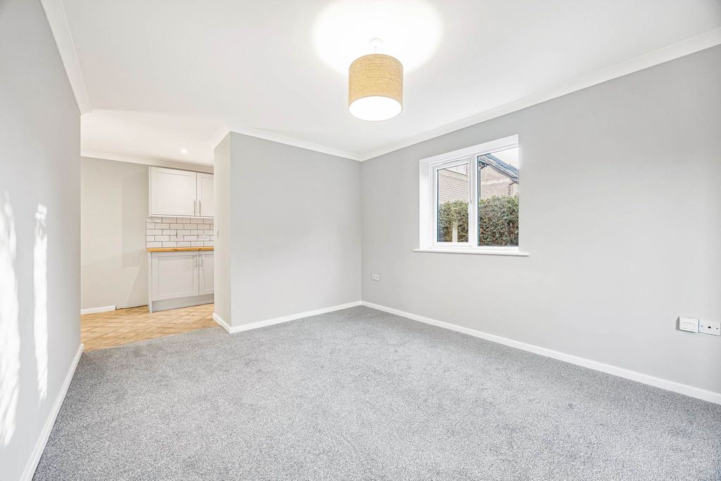 2 bed flat for saleHeath End Road, Baughurst RG26 photo 5