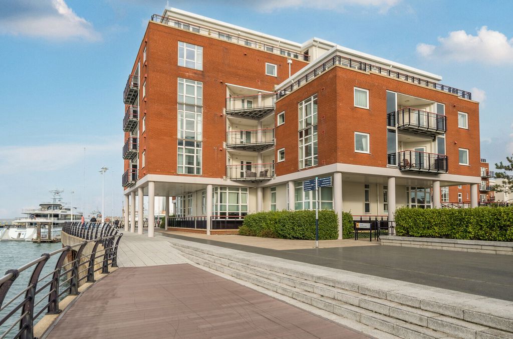 2 bed flat for saleGunwharf Quays, Portsmouth, Hampshire PO1