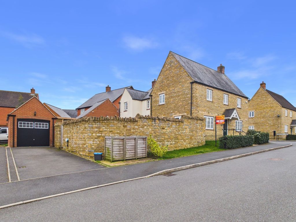 Additional image 21 of 3 bed semi-detached house for saleRoberts Road, Silverstone NN12