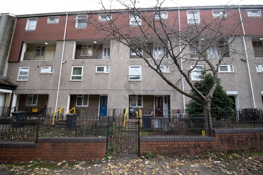 2 bed maisonette for salePegasus Close, Highfields LE2 photo 3