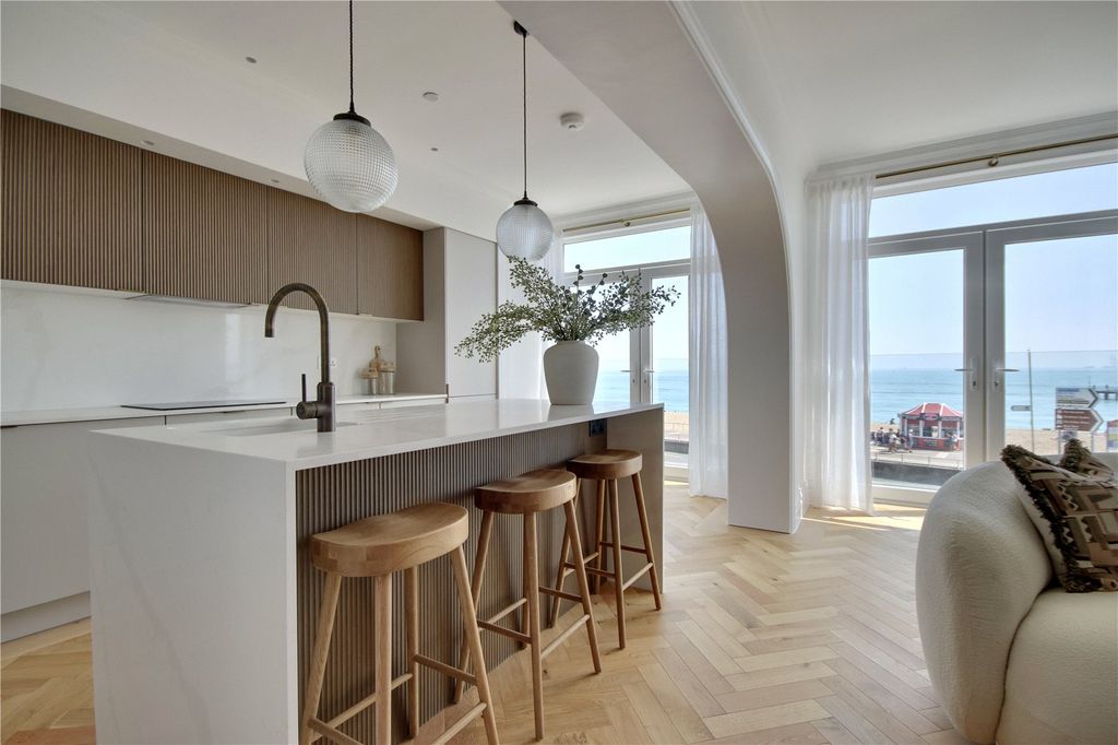 2 bed flat for saleApartment 8 Solent View, St. Helens Parade, Southsea, Hampshire PO4