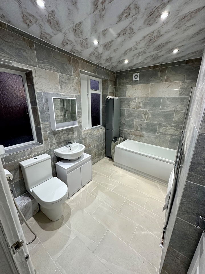 4 Bed Semi-Detached House, Greenhill Road, M8, N1 7GU