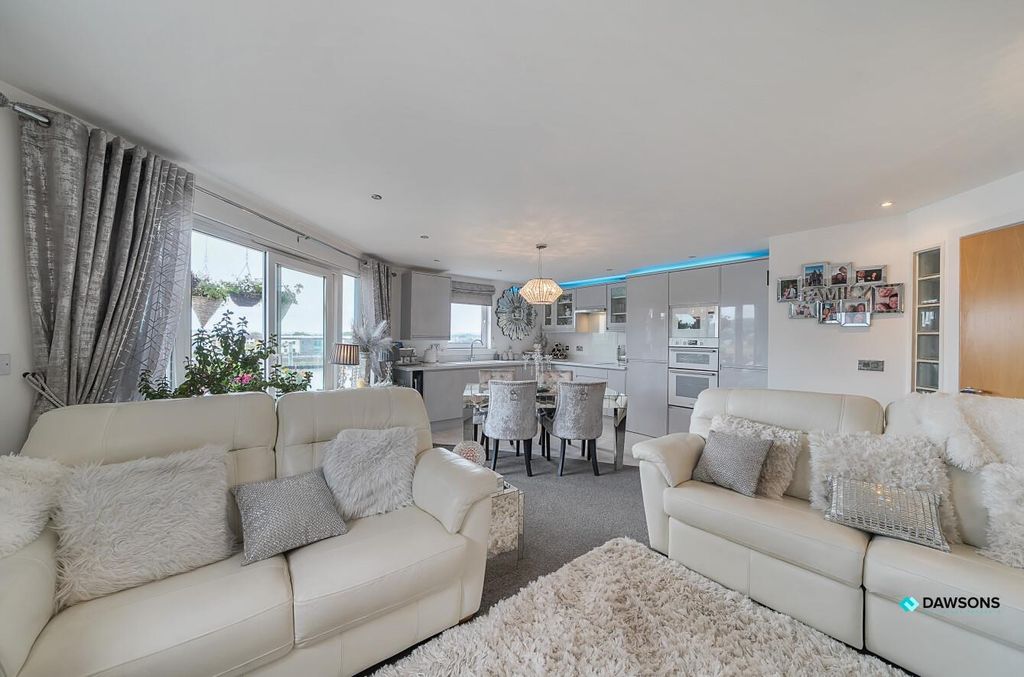 2 bed flat for salePentre Doc Y Gogledd, Llanelli SA15 photo 5