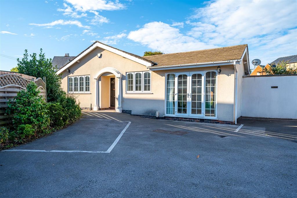 3 bed detached bungalow for saleWestern Terrace, The Park NG7